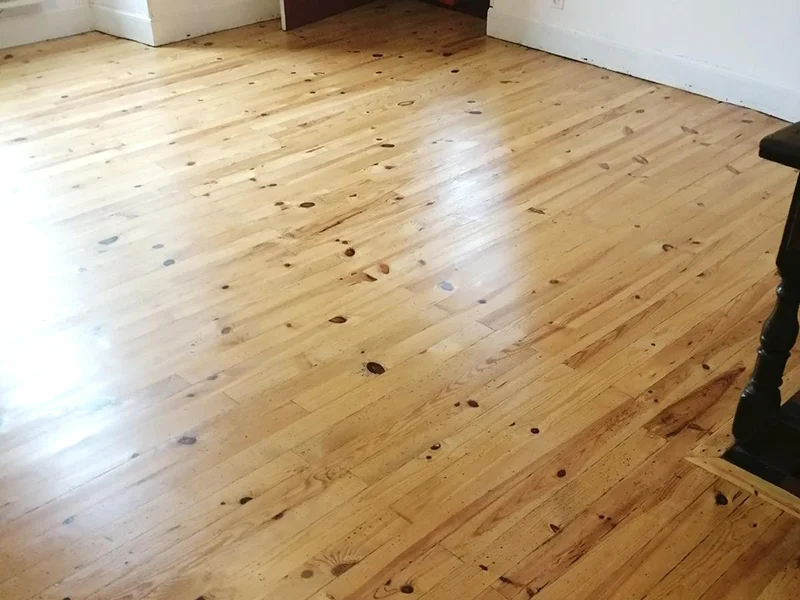 Parquet en pin vitrifié à La Capelle-Bleys — résultat après ponçage et double couche de vitrificateur