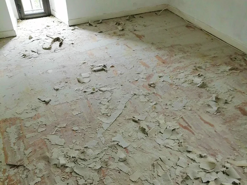 Parquet à La Capelle-Bleys avant intervention — résidus de moquette collée sur le bois