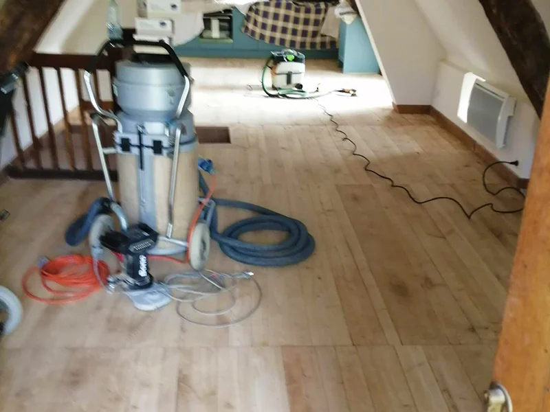 Parquet en cours de ponçage à Saint-Félix-de-Sorgue — machine aspirante professionnelle