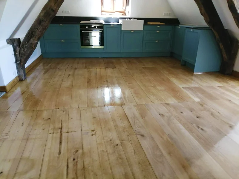 Parquet ancien rénové à Saint-Félix-de-Sorgue — résultat après ponçage et vitrification
